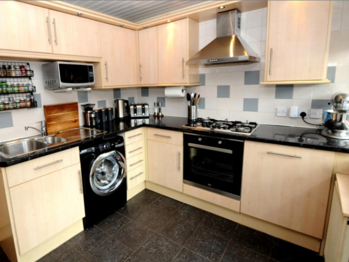 גלאזגו Cheerful One Bedroom Cottage With Parking Space. מראה חיצוני תמונה