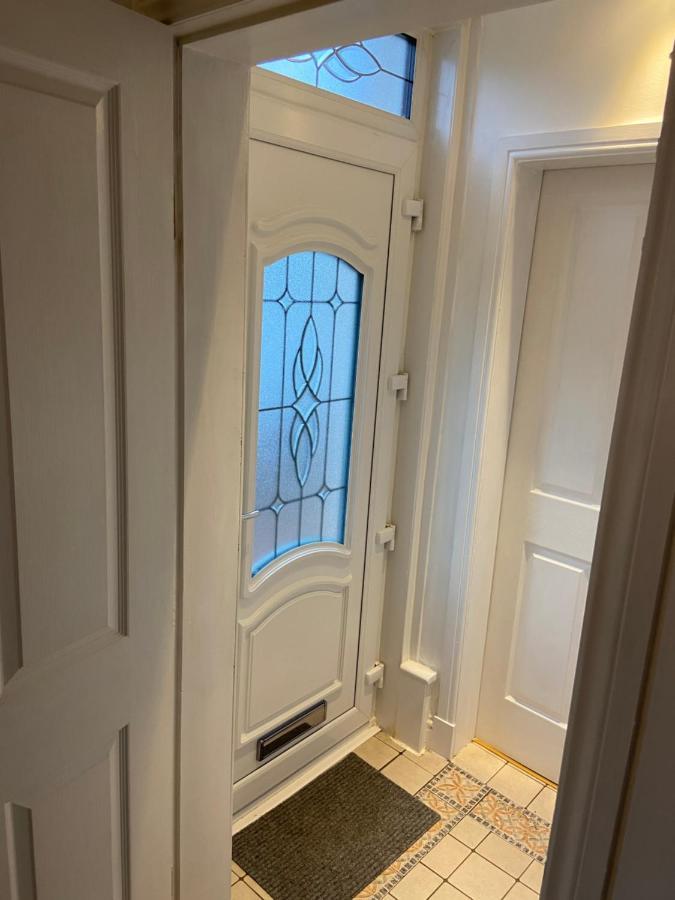 גלאזגו Cheerful One Bedroom Cottage With Parking Space. מראה חיצוני תמונה