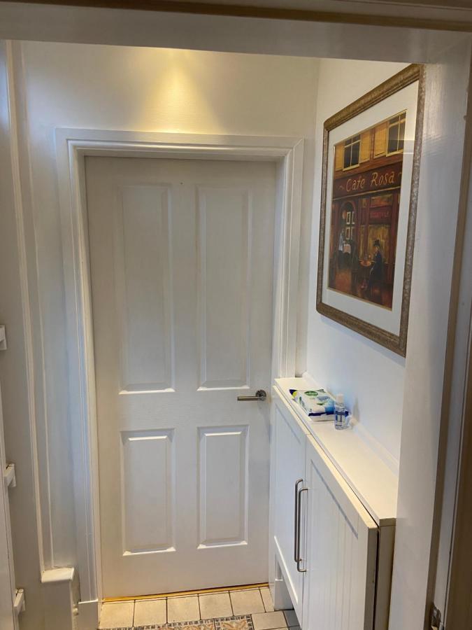 גלאזגו Cheerful One Bedroom Cottage With Parking Space. מראה חיצוני תמונה